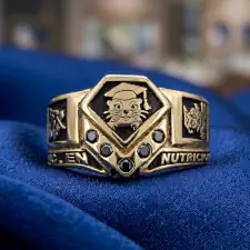 Anillo de graduación alianza doble modelo diamante de oro con diamantes negros licenciatura en nutricion