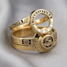 Anillo de graduación alianza doble modelo victoriana de licenciatura en negocios oro 10k