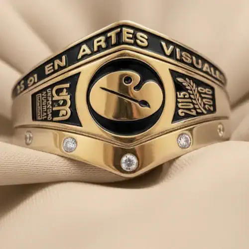 Anillo de graduación estilo alianza triple hecho en oro 14k modelo Amazona