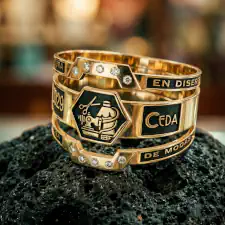 Anillo de graduación alianza triple modelo ginebra diseño de modas de oro 18k