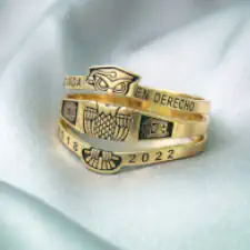 Anillo de graduación alianza triple modelo justiniano licenciada en derecho de oro 22k