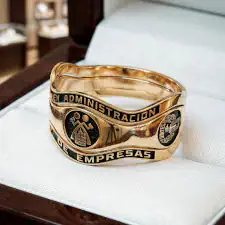 Anillo de graduación alianza triple modelo medusa administracion de empresas de la unitec