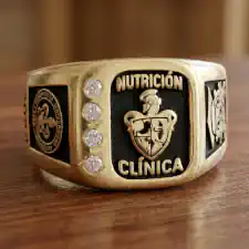 Anillo de graduación clásico modelo aristoteles de nutricion hecho en oro