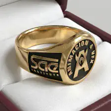 Anillo de graduación clásico modelo eternity de oro licenciatura en animacion en estuche