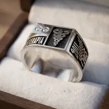 Anillo de graduación clásico modelo Nefertiti de fisioterapia de plata con piedras