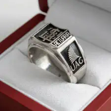 Anillo de graduación clásico modelo olimpo especialidad en actuaria de plata
