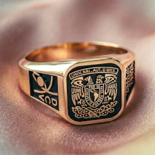 Anillo de graduación clásico modelo tradicional en acabado oro pulido