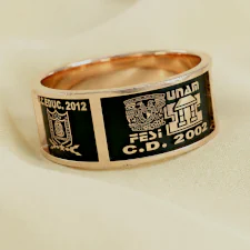 Anillo de graduación clásico modelo tradicional en acabado oro pulido