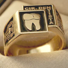 Anillo de graduación clásico modelo Morelos terminado pulido espejo