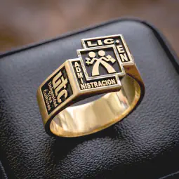 Anillo de graduación clásico modelo Triada de Universidad Administracion