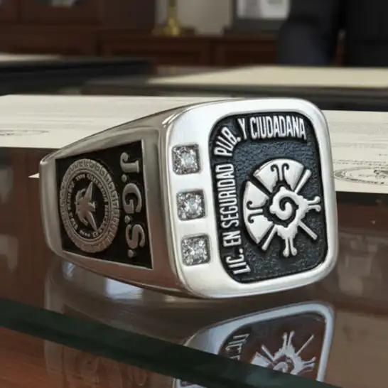 Anillo de graduación modelo Aristóteles terminado